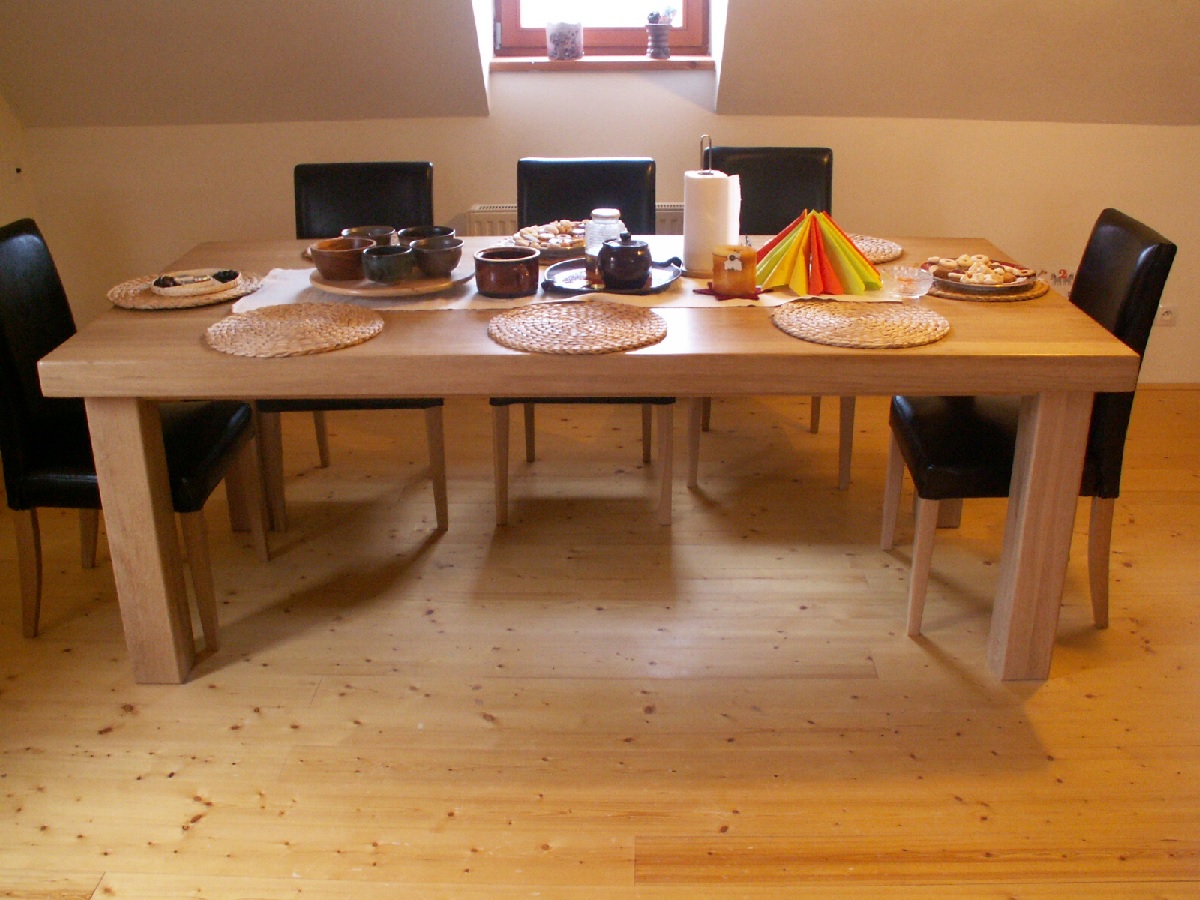 masivní dubový jídelní stůl pro až 10 lidí 200cm X 100cm zakázková výroba kamil talíř