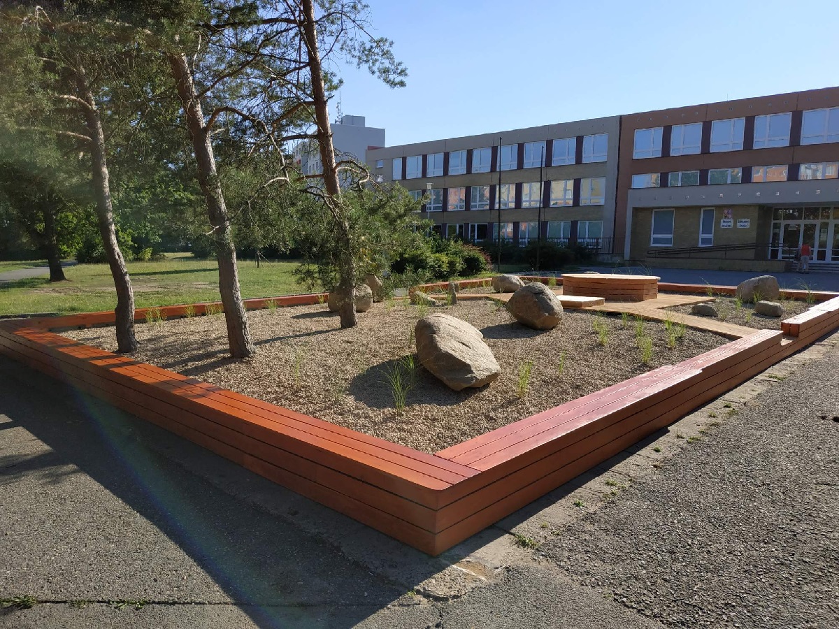 realizace projektu předškolí Plzeň dřevěné prvky posezení z masivního dřeva Kamil Talíř dřevěné zahrady